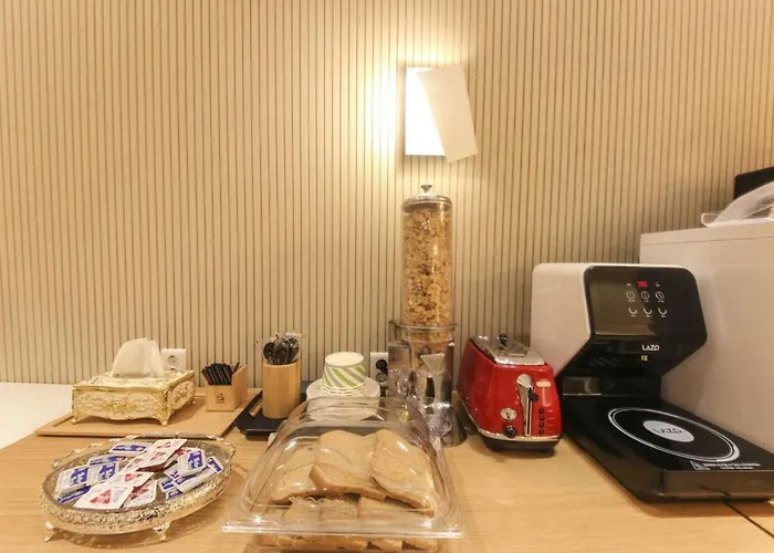 H Moment Hotel *