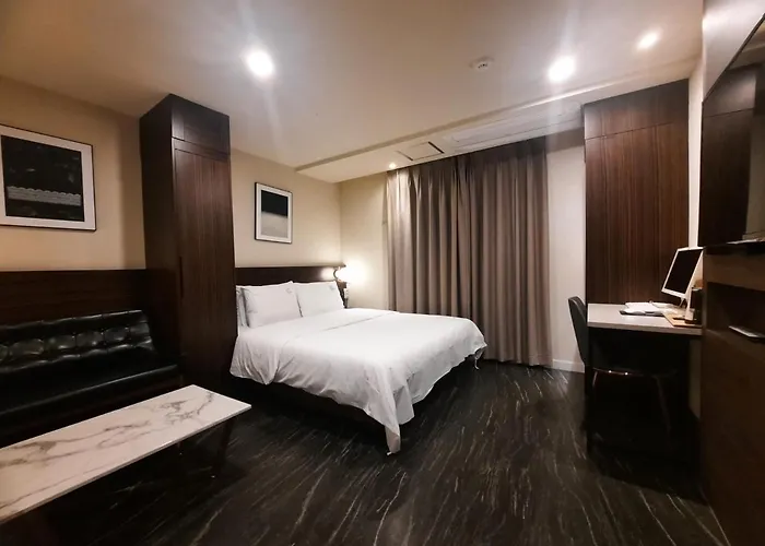 H Moment Hotel *