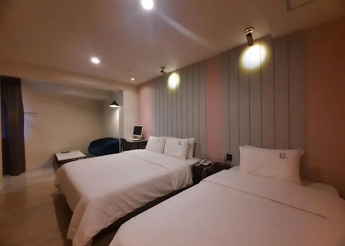 H Moment Hotel *
